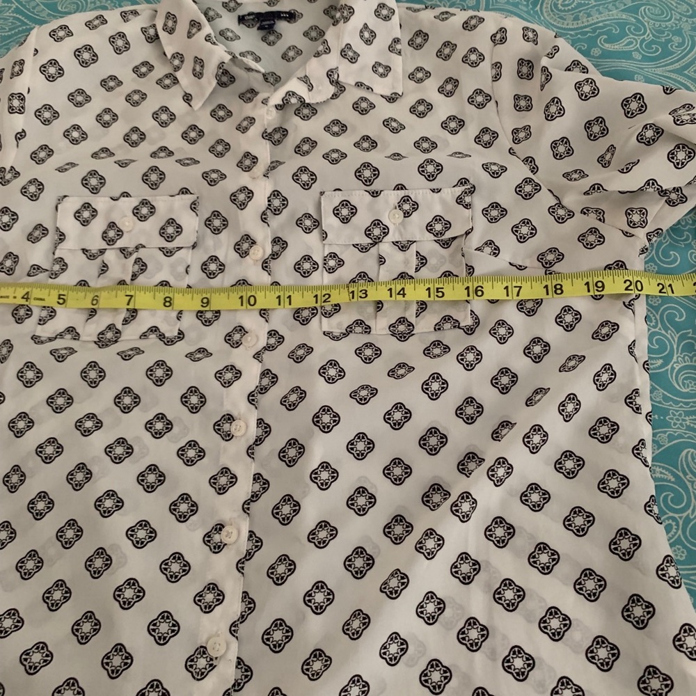 GAP button down shirt. Size Med.